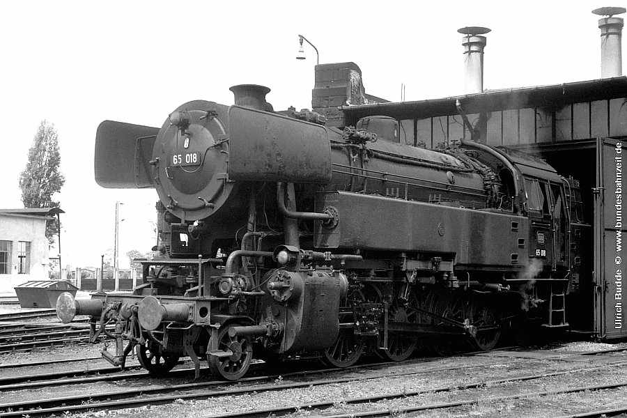 65 018 in Depot Darmstadt - Foto: Ulrich Budde - Bundesbahnzeit